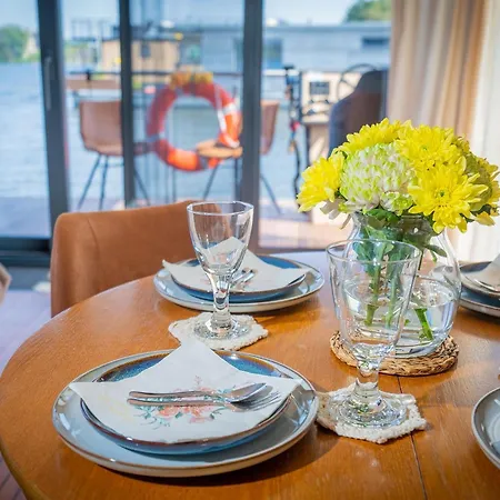 Botel Naturerlebnis Hausboot Frigga Woma *