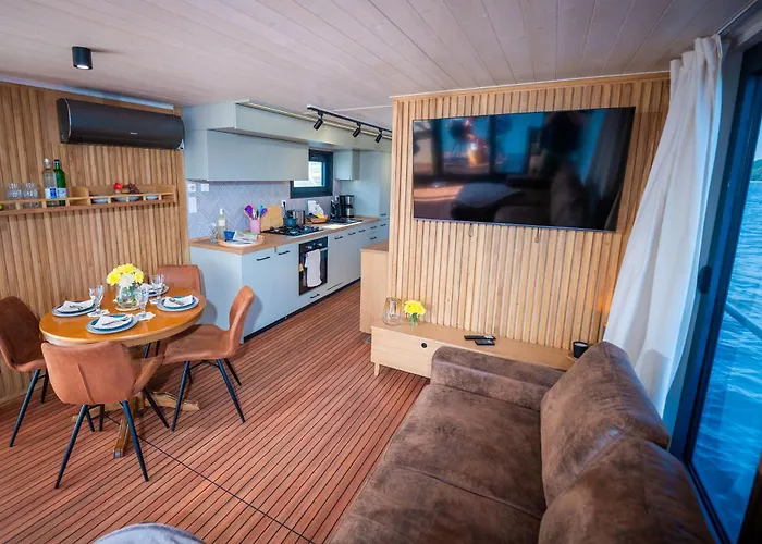 Naturerlebnis Hausboot Frigga Woma بوتيل *