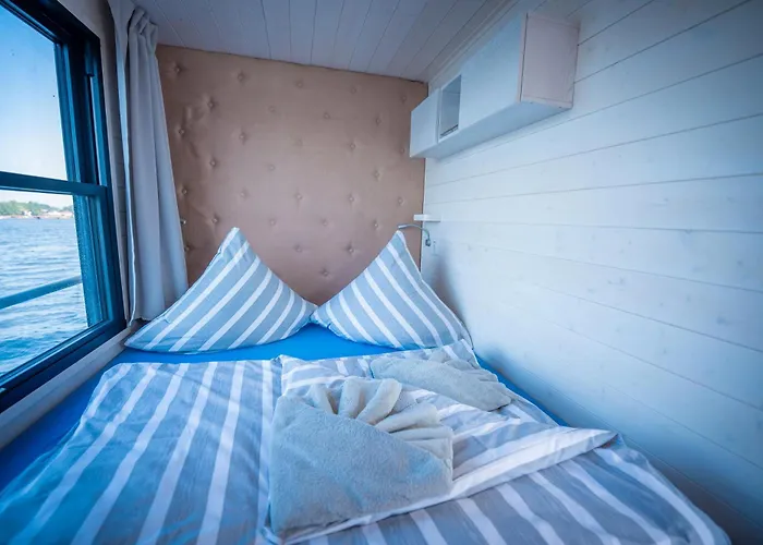 Naturerlebnis Hausboot Frigga Woma بوتيل *